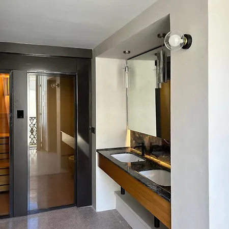 Roiss Haus Aparthotel 4*